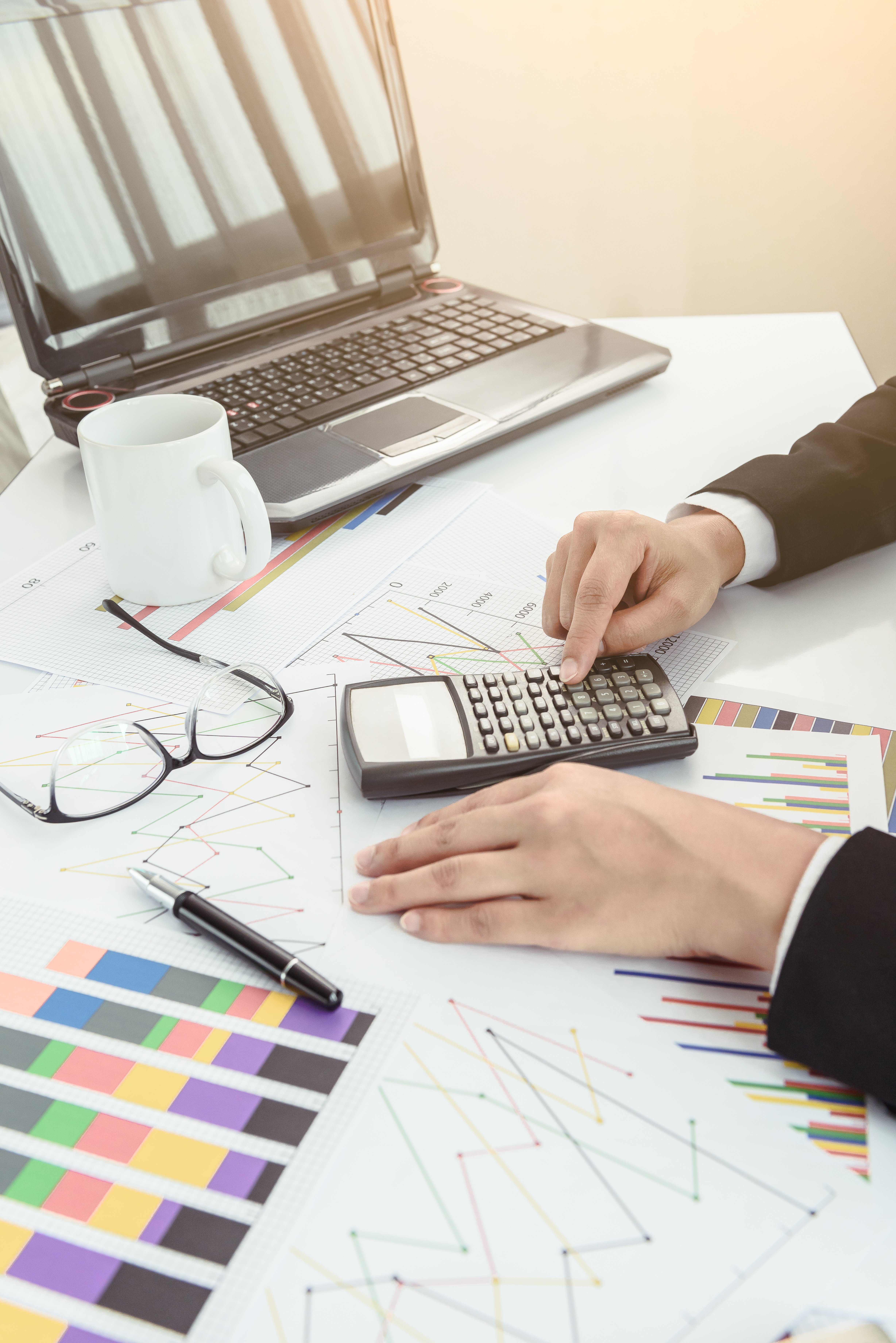 archivos-y-carpetas-y-empresaria-en-segundo-plano-con-calculadora