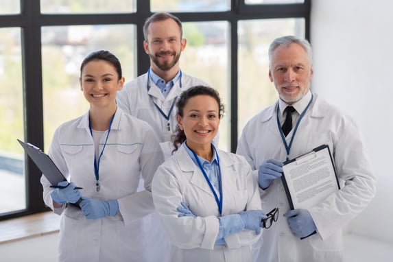 cientificos-de-tiro-medio-posando-juntossueldo-de-los-medicos