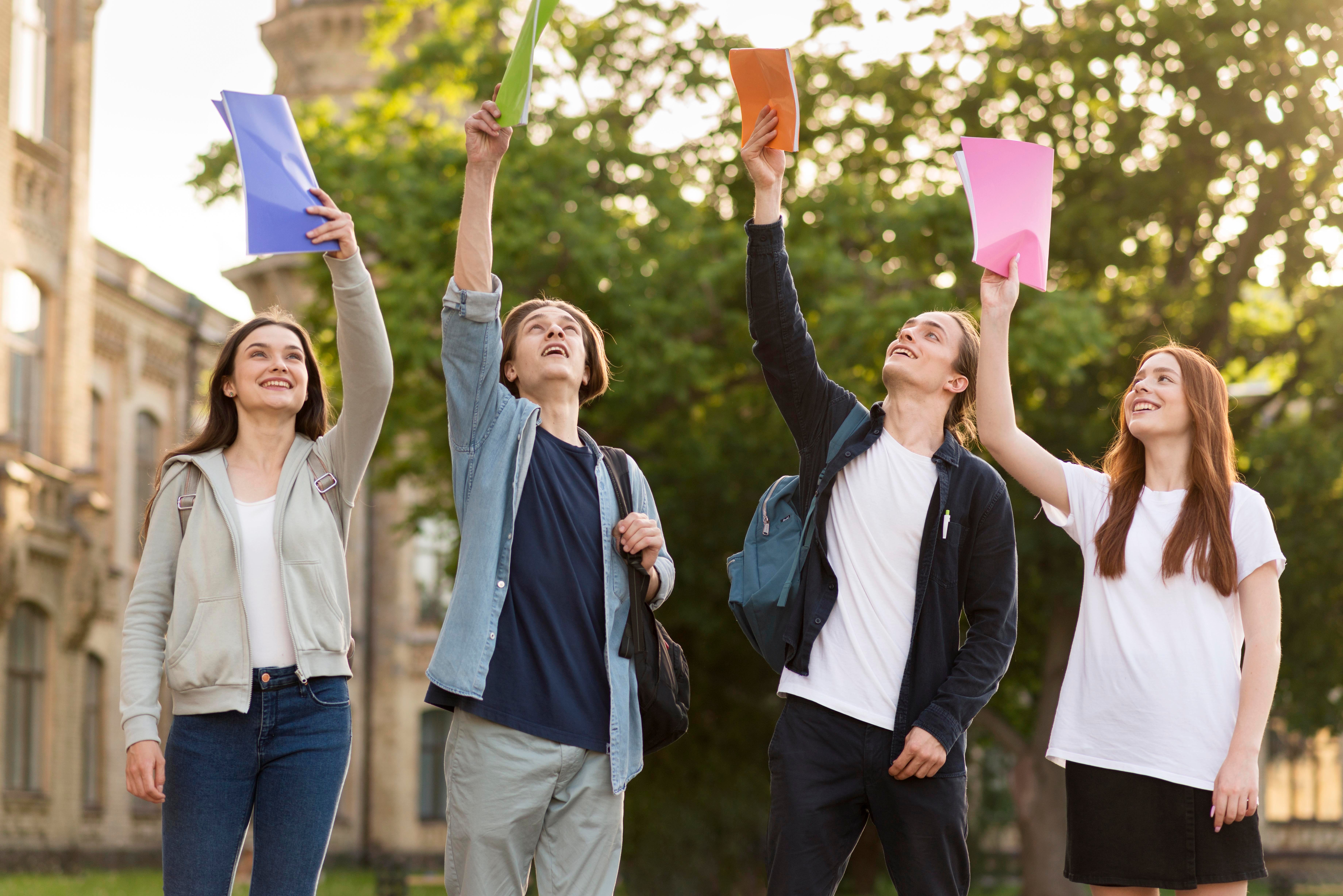 grupo-de-adolescentes-felices-de-volver-la-universidad