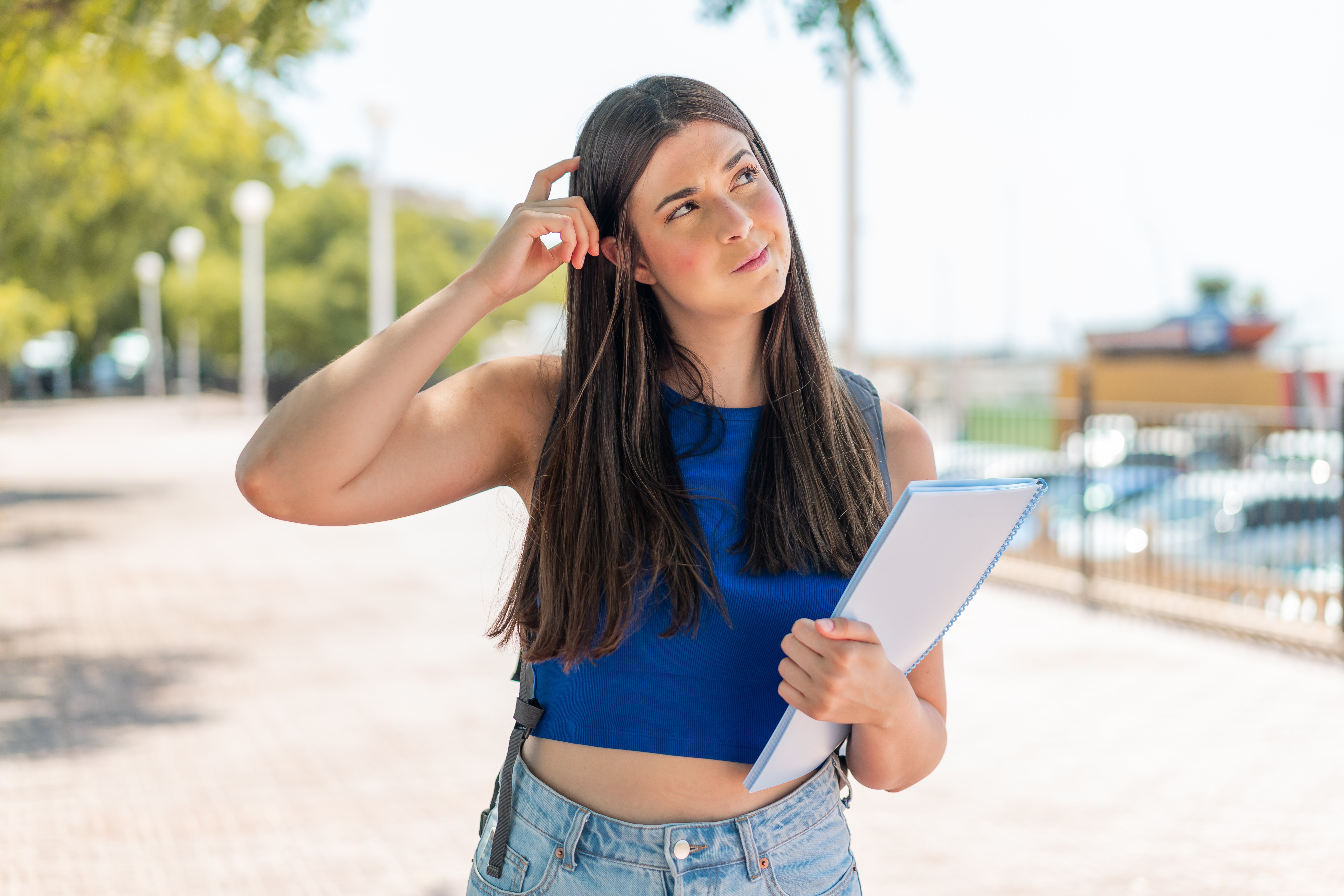 joven-estudiante-brasilena-al-aire-libre-con-dudas-y-con-expresion-confusa