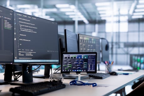 primer-plano-de-la-pantalla-del-pc-y-la-tableta-en-el-escritorio-utilizados-para-monitorear-los-dispositivos-del-centro-de-datos