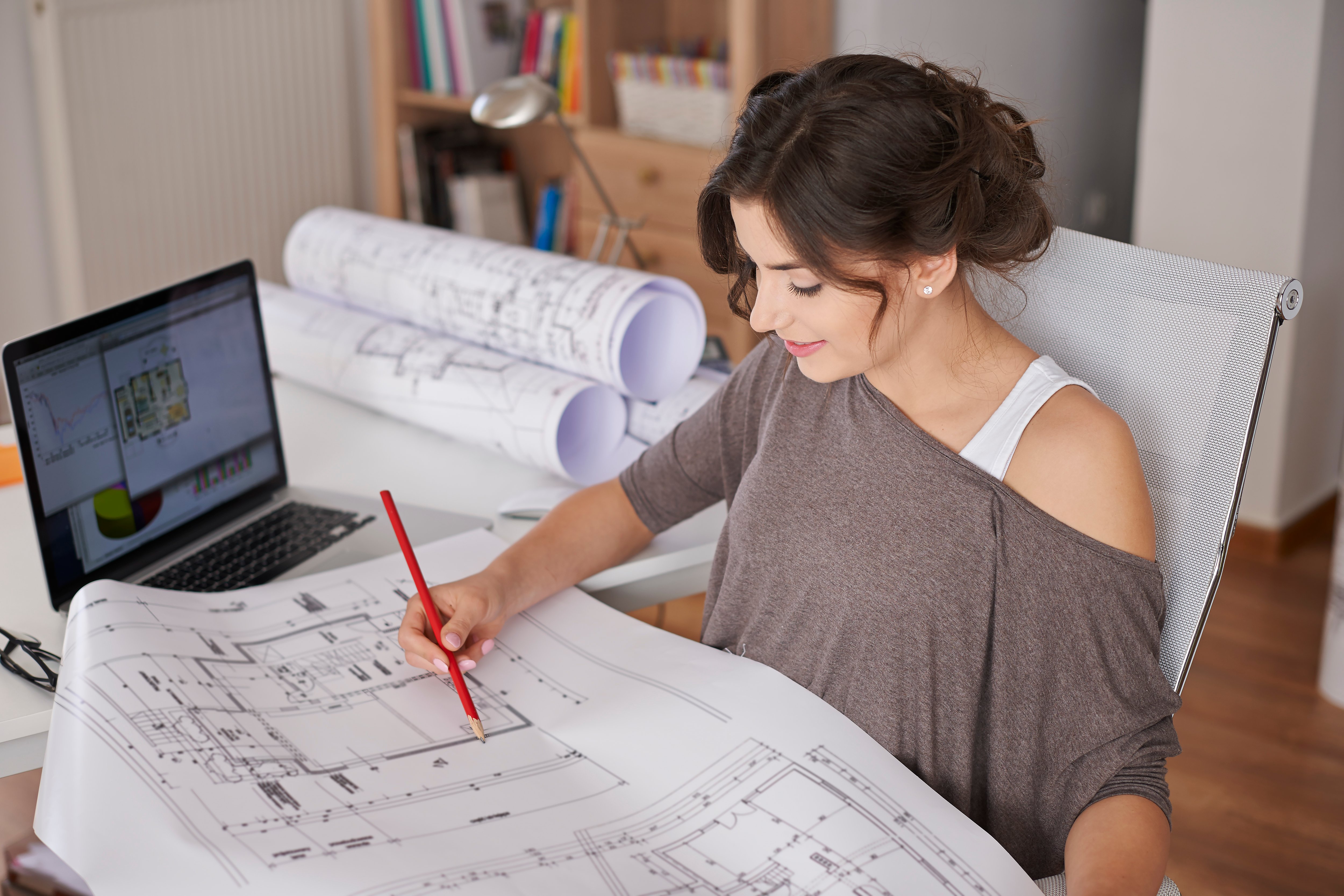 servicios-profesionales-de-mujer-joven-pero-creativa