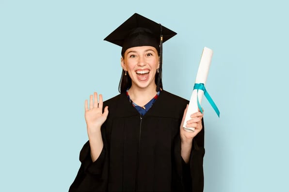 Graduada con toga y birrete celebra con su diploma en la mano