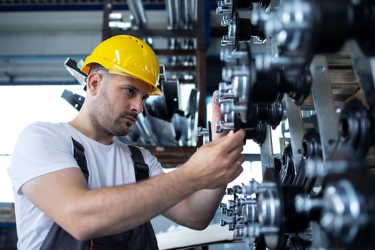 trabajador-industrial-que-trabaja-en-la-linea-de-produccion-en-la-fabrica